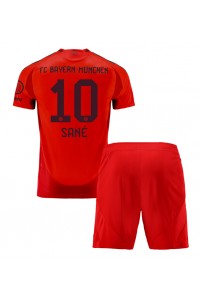 Bayern Munich Leroy Sane #10 Babytruitje Thuis tenue Kind 2024-25 Korte Mouw (+ Korte broeken)